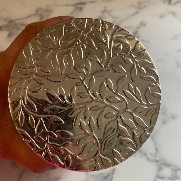 Bath & Body Works Eucalyptus Rain candle 14.5 oz - Picture 3 of 5